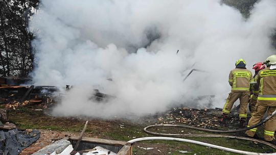 Pożar budynku gospodarczego w Różance. W ogniu zginęły zwierzęta