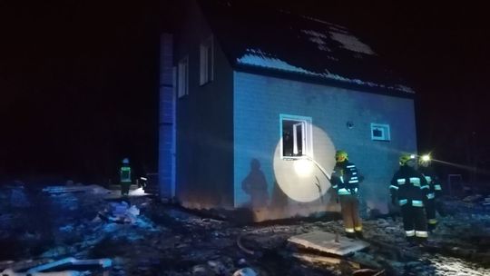 Pożar budynku w Cergowej. Strażacy w akcji