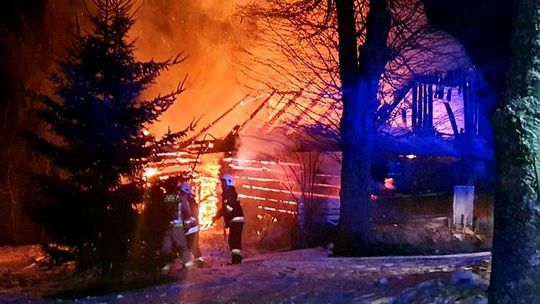 Pożar budynku w Orzechówce. W akcji gaśniczej kilkudziesięciu strażaków