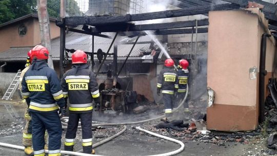 Pożar budynku w Puławach. Zagrożony budynek mieszkalny