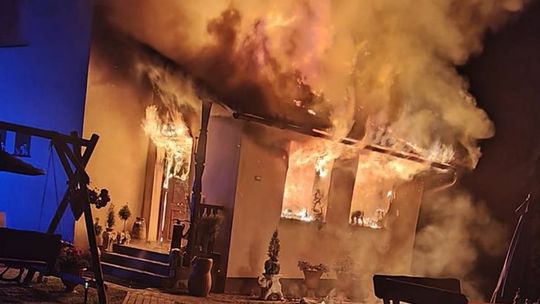 Pożar domu w Bieszczadach. Straż Graniczna ewakuowała dwie osoby, akcja trwała wiele godzin