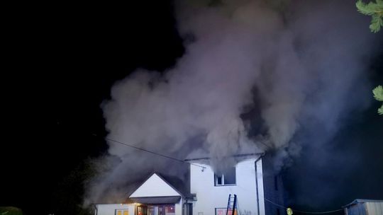 ? Pożar domu w Dobieszynie. Trzy kobiety potrzebowały pomocy medyków [AKTUALIZACJA]