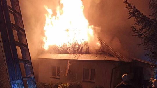 Pożar domu w Orzechówce. 15 zastępów PSP i OSP w akcji