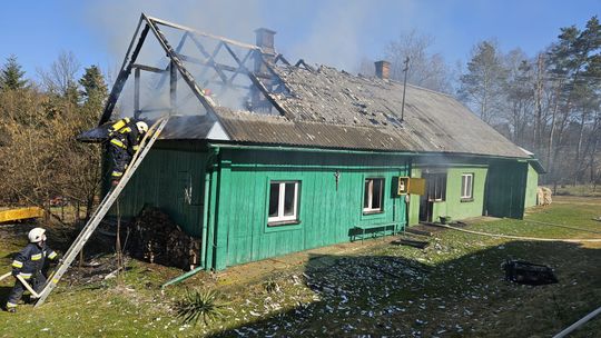 Pożar domu w Orzechówce. Jedna osoba reanimowana