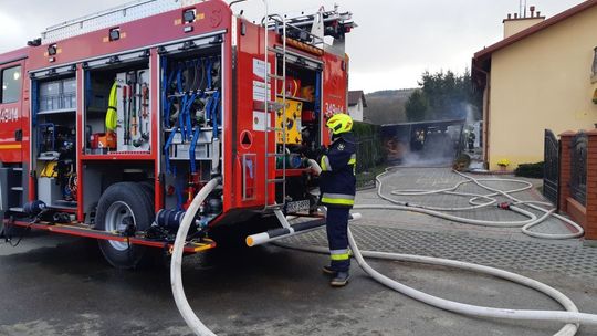Pożar drewnianego garażu i samochodu przy ul. Staronia w Równem