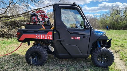 Pożar drzewa przy Wyszyńskiego. W akcji UTV z JRG Krosno