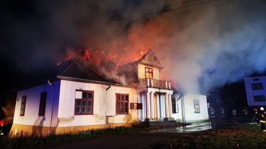 Pożar dworu w Kobylanach. Sprawca nieuchwytny. Prokuratura umarza śledztwo