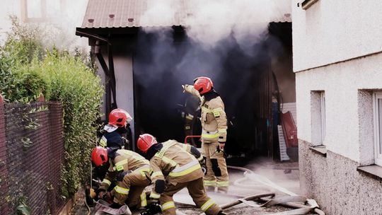 Pożar garażu na ul. Bursaki w Krośnie. Jedna osoba potrzebowała pomocy medycznej [AKTUALIZACJA]