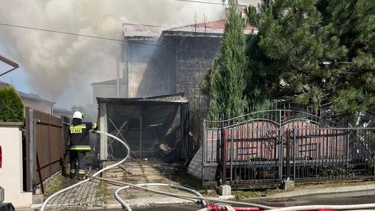 ? Pożar garażu na ul. Spokojnej w Krośnie. Ogień przedostał się na budynek mieszkalny [AKTUALIZACJA]