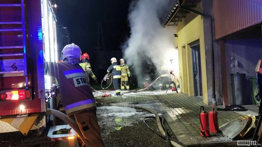 Pożar garażu w Moderówce. Wewnątrz samochód z instalacją LPG