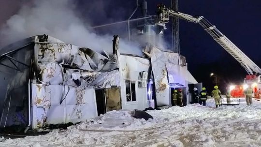 Pożar hali produkcyjnej pod Sanokiem. Na miejscu ponad 60-ciu strażaków