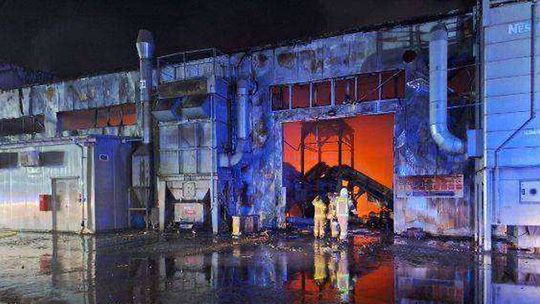 Pożar hali z materiałami łatwopalnymi w Stalowej Woli. Około 150 strażaków w akcji Pożar hali z materiałami łatwopalnymi w Stalowej Woli. Około 150 strażaków w akcji