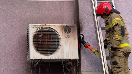 Pożar klimatyzatora na elewacji szpitala.