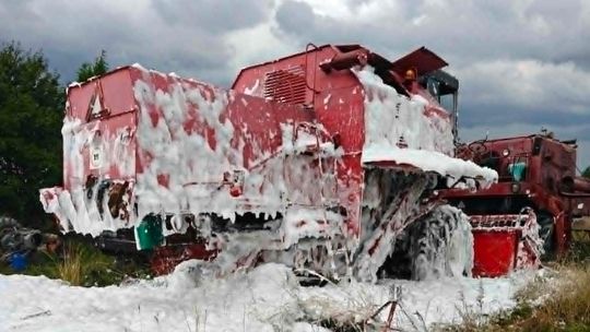 Pożar kombajnu. Strażacy apelują do rolników