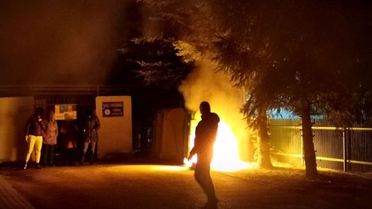 ? Pożar kontenerów na śmieci przy Lewakowskiego. Trwają poszukiwania podpalacza [AKTUALIZACJA]
