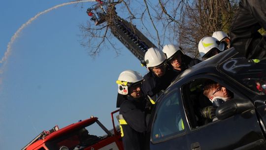 Pożar kościoła i szkoły, a tuż obok wypadek. Manewry OSP w Tylawie