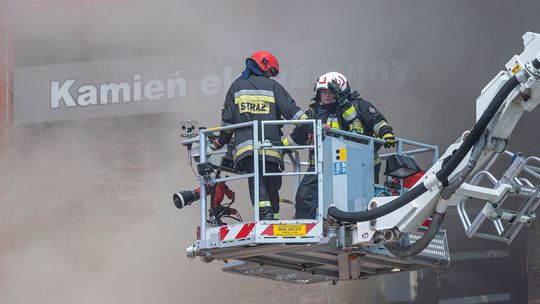 Pożar magazynu marketu budowlanego w Krośnie. Od ponad 27 godzin trwa akcja gaśnicza