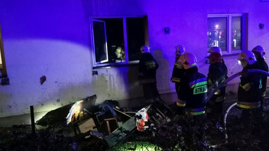 Pożar mieszkania w jednym z bloków przy ul. Popiełuszki. Ranny mężczyzna