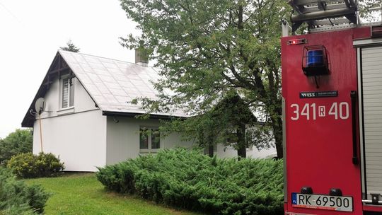? Pożar na poddaszu drewnianego domu w Zręcinie. Wcześniej uderzył piorun