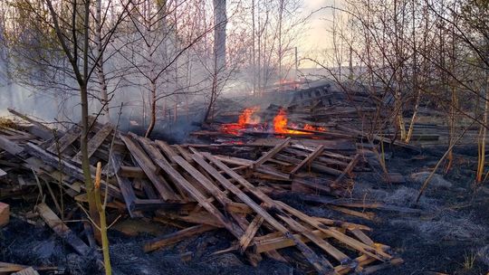Pożar na terenie byłego składu budowlanego w Dukli