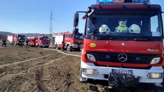 Pożar nielegalnego składowiska śmieci na granicy powiatów.