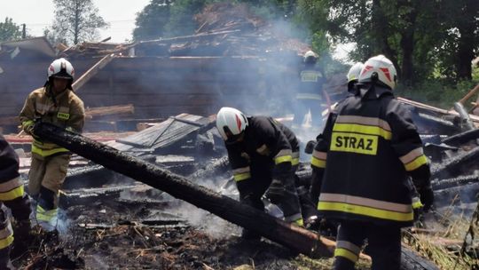 Pożar podczas prac rozbiórkowych w Krościenku Wyżnym! Upał strażakom nie straszny