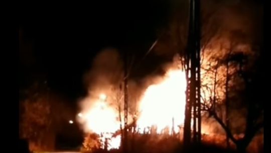 Pożar pustostanu w Iskrzyni. Czy to znów sprawka podpalacza?
