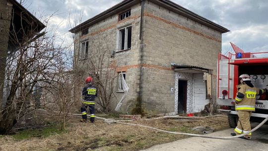 Pożar pustostanu w Jaszczwi. Na miejscu kilka zastępów PSP i OSP