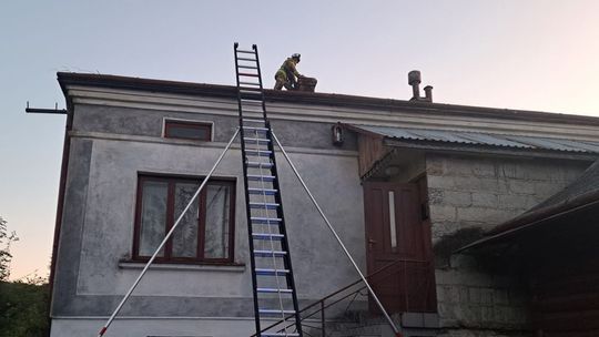 Pożar sadzy w przewodzie kominowym w Teodorówce. Apel strażaków!