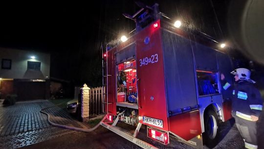Pożar składu drewna niebezpiecznie blisko domu