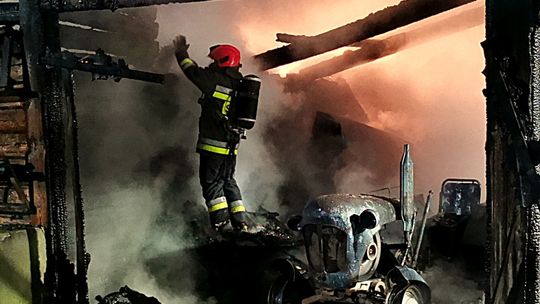 Pożar stodoły w Iskrzyni. Strażacy uratowali dom przed ogniem