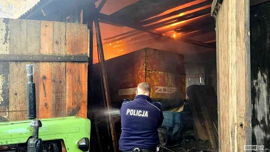Pożar stodoły w Korczynie-Spornem. Pierwsi na miejscu byli policjanci