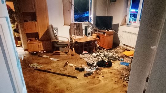 Pożar w budynku mieszkalnym w Starej Wsi. Cztery osoby trafiły do szpitala