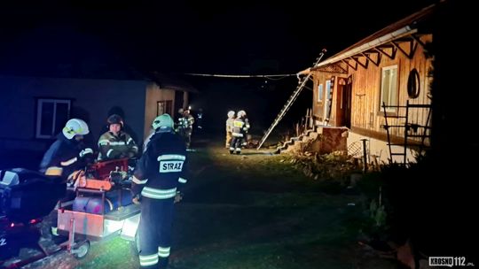 Pożar w drewnianym domu. Do akcji wyjechał m.in. quad z przyczepką gaśniczą