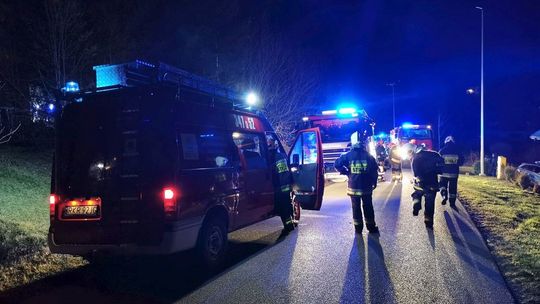 Pożar w jednym z domów w Lubatówce. Dwóch mężczyzn potrzebowało pomocy medyków
