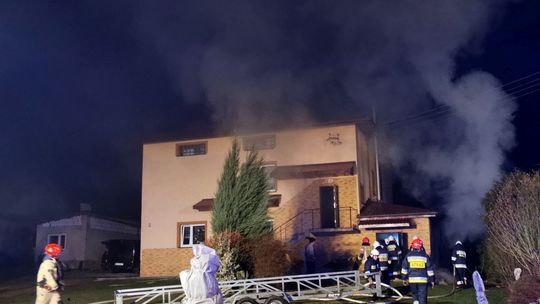 ? Pożar w Krasnej. Starsza kobieta przewieziona do szpitala