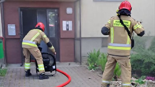 Pożar w mieszkaniu ugasili strażacy. Właściciela wyprowadzili policjanci