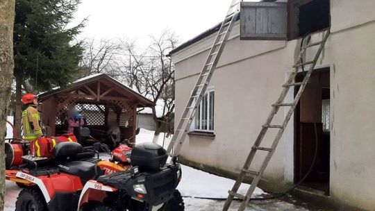 Pożar w Nowej Wsi. Strażacy dojechali quadami
