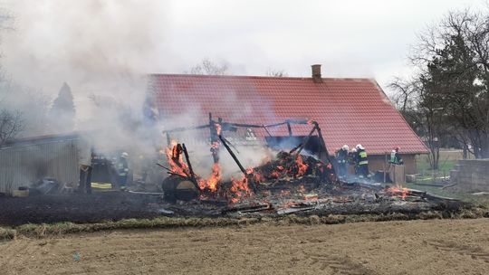 ? Pożar w Rogach. Ogień strawił budynek gospodarczy i część domu [AKTUALIZACJA]