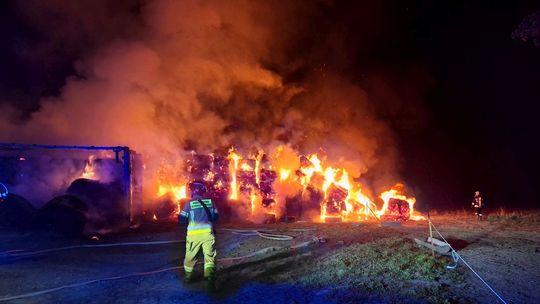 Pożar w stadninie koni w Targowiskach. Ogień rozprzestrzenił się na budynek ze zwierzętami