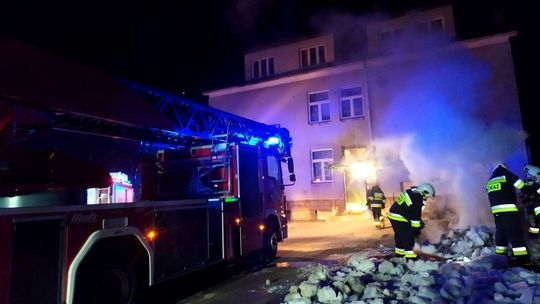 Pożar w szkole w Lubatowej. Na miejscu kilkudziesięciu strażaków