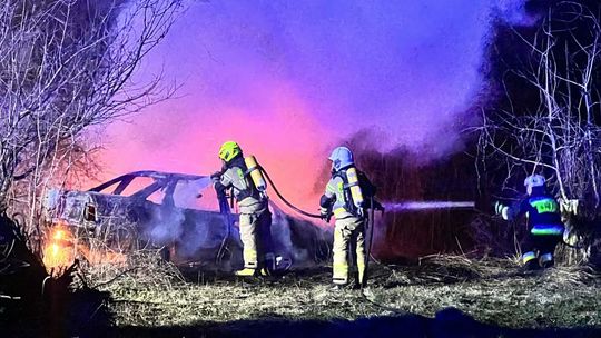Pożar wraku samochodu i traw we Wrocance