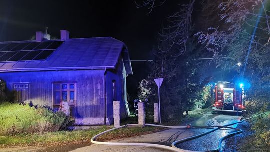 Pożar wybuchł w drewnianym domu. Kolejna sprawna akcja strażaków