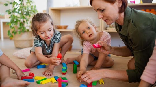 Praca z dziećmi jako Twoja zawodowa droga – jak zostać opiekunem i zacząć tę piękną przygodę?