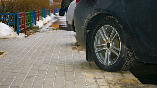 Prawo drogowe. Koniec z parkowaniem na chodniku. Będziemy parkować na drodze dla pieszych