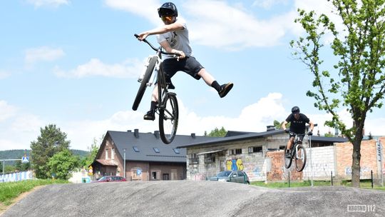 Prezent na Dzień Dziecka w Korczynie – pumptrack i boisko do siatkówki [ZDJĘCIA]