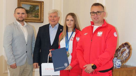 Prezydent Krosna uhonorował Lenę Małysz. Brązowa medalistka ME karate doceniona