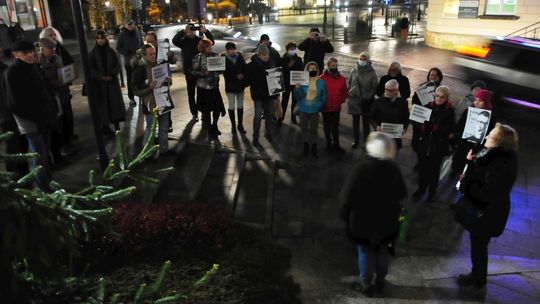 Protest przed sądem w Krośnie. KOD apeluje o jedność i zgodę w opozycji