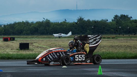 PRz Racing testują swój bolid na krośnieńskim lotnisku