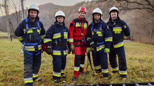 Przed sezonem zimowym strażacy ćwiczyli ewakuację osób z wyciągu narciarskiego